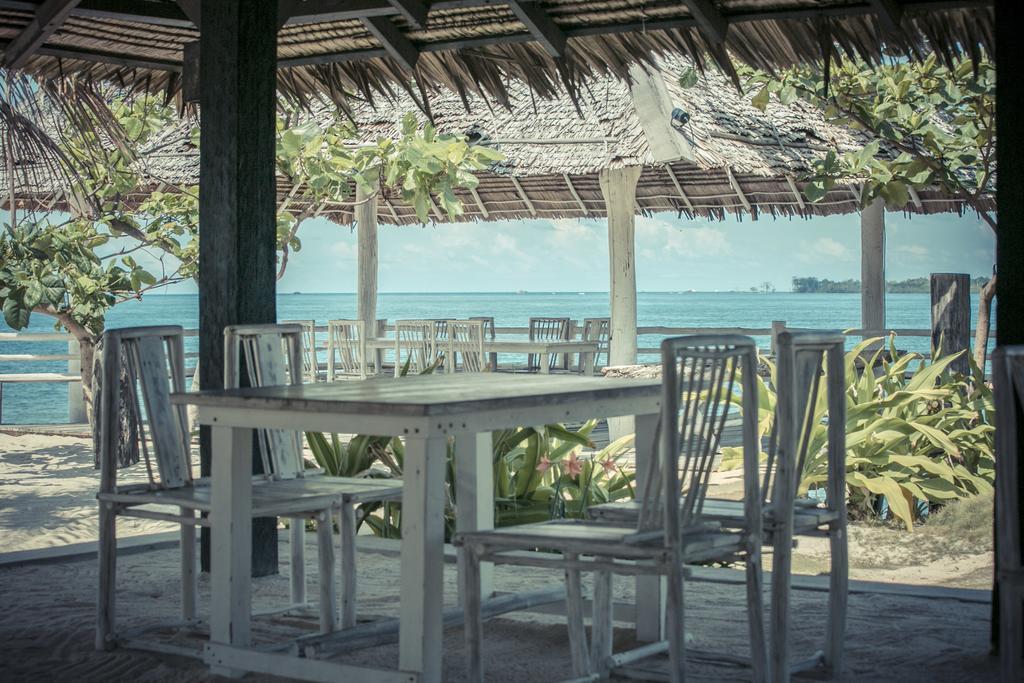 Trikora Beach Club And Resort Teluk Bakau Room photo